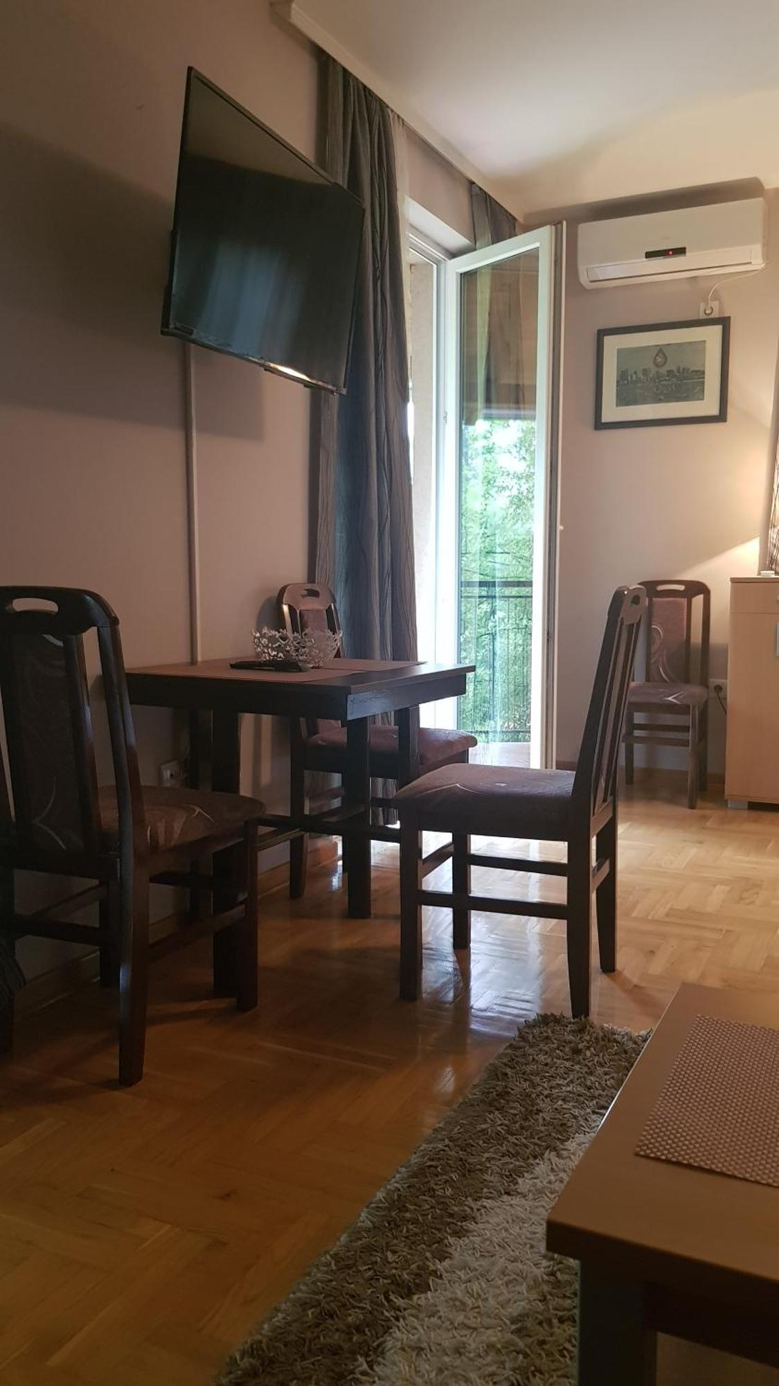 Apartmani V&F Vrnjačka Banja Rum bild