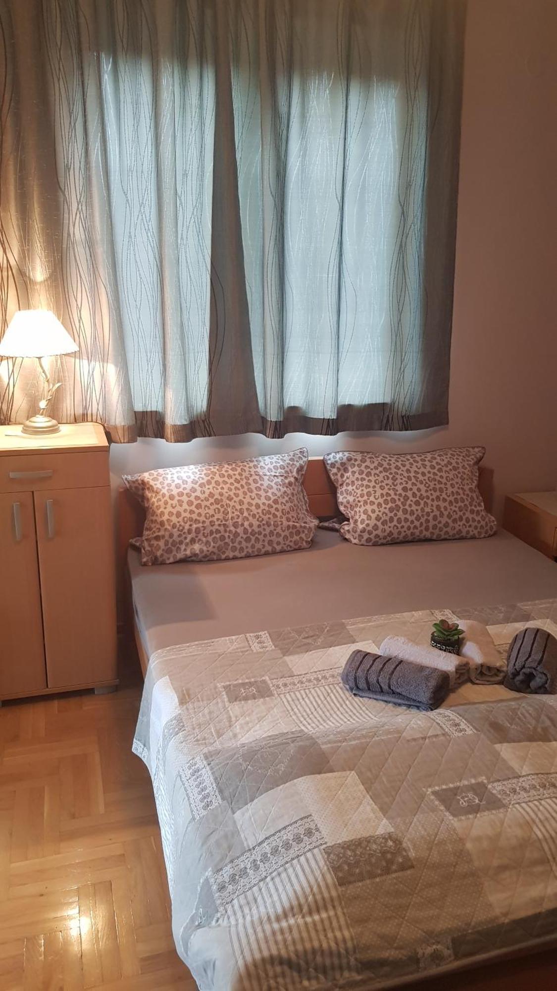 Apartmani V&F Vrnjačka Banja Rum bild